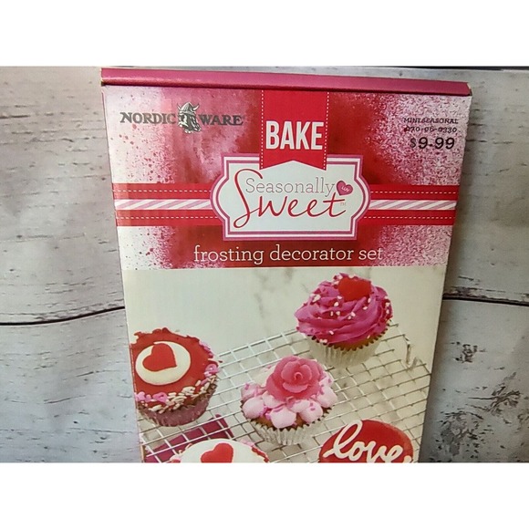NEW Nordic Ware Seasonally Sweet Frosting Decorator Set Cupcakes Cakes - Picture 2 of 5